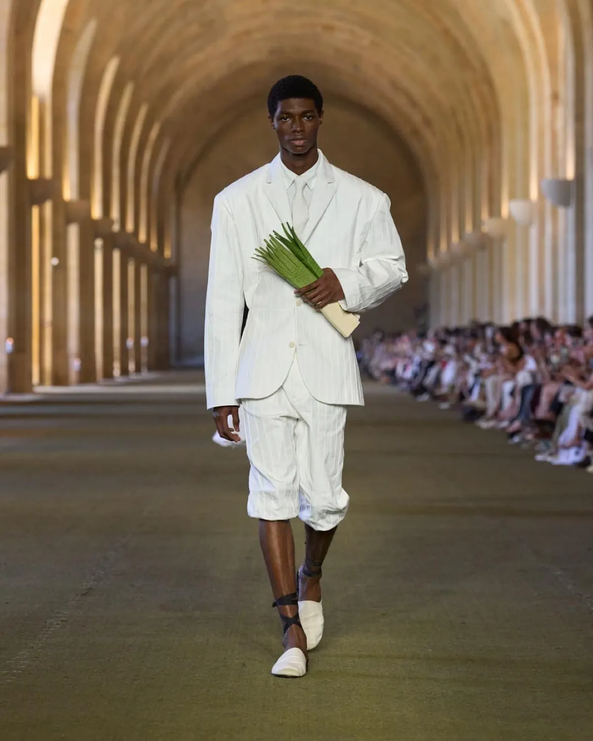 JACQUEMUS Printemps 2026 : vision renouvelée de l'élégance masculine