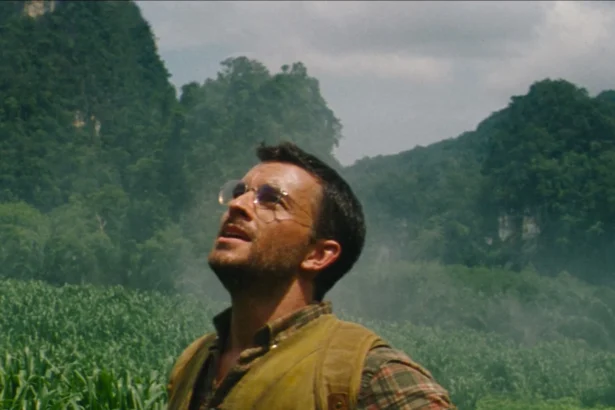 Dans « Jurassic World Renaissance », Jonathan Bailey arbore une OMEGA Railmaster