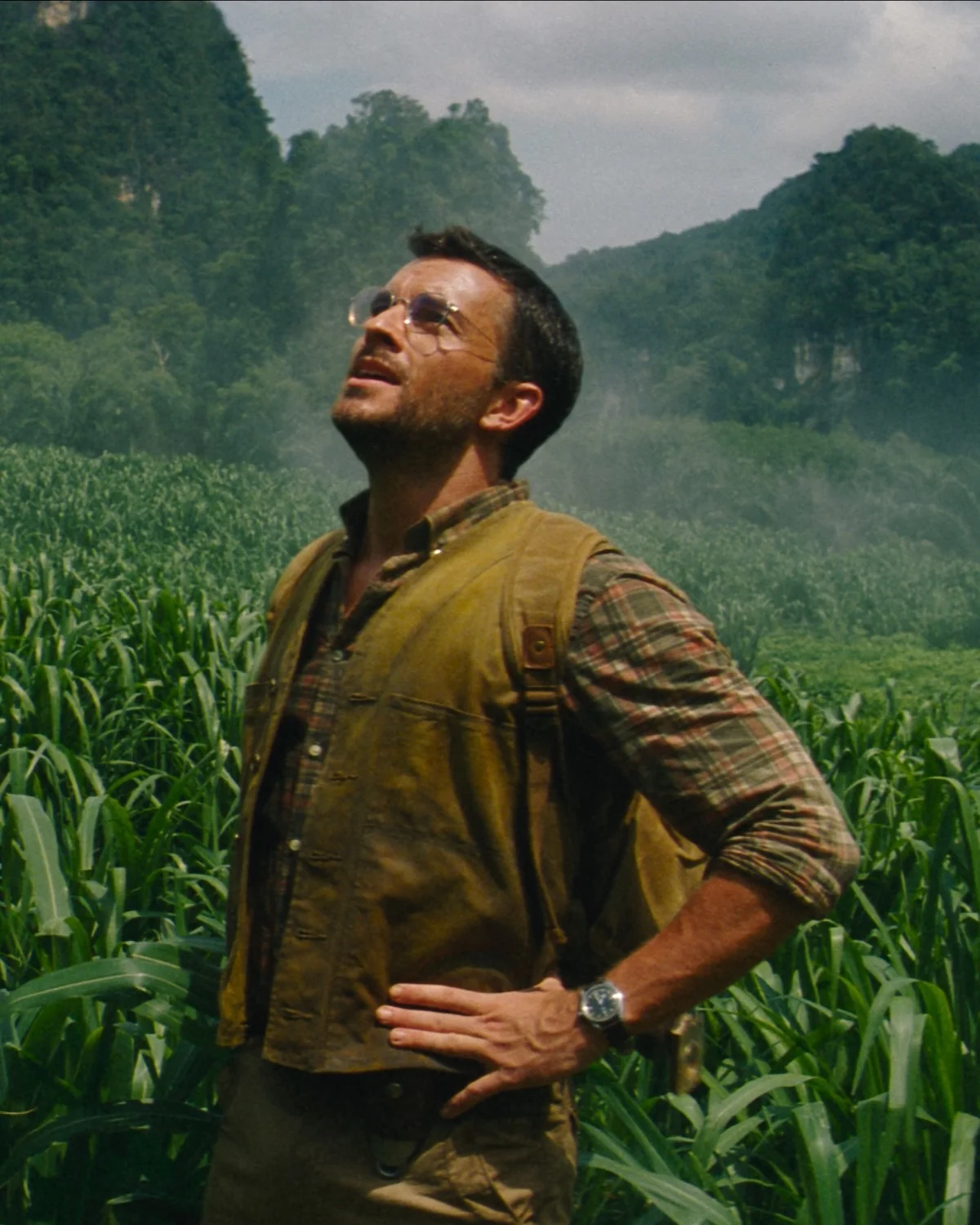 Dans « Jurassic World Renaissance », Jonathan Bailey arbore une OMEGA Railmaster