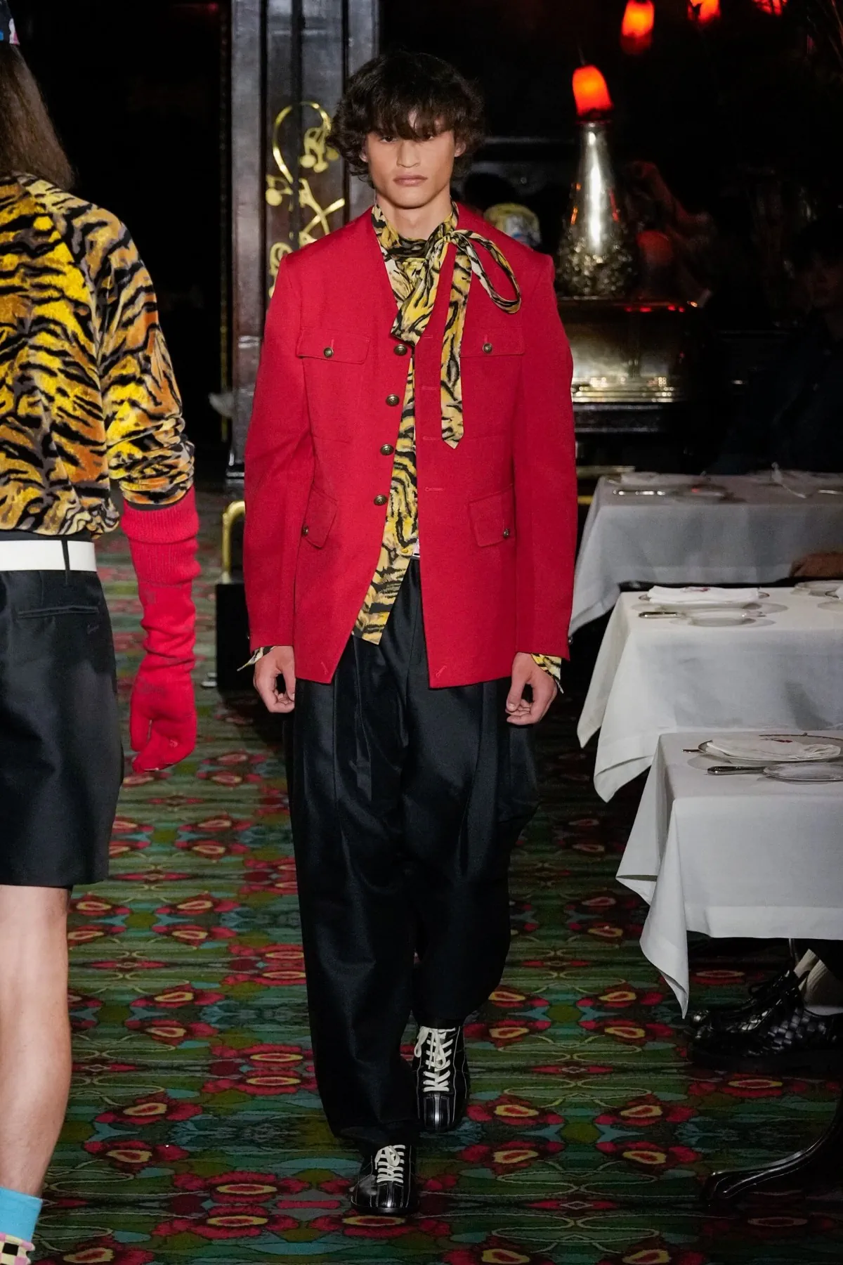 La collection printemps 2026 de KENZO déconcerte chez Maxim's