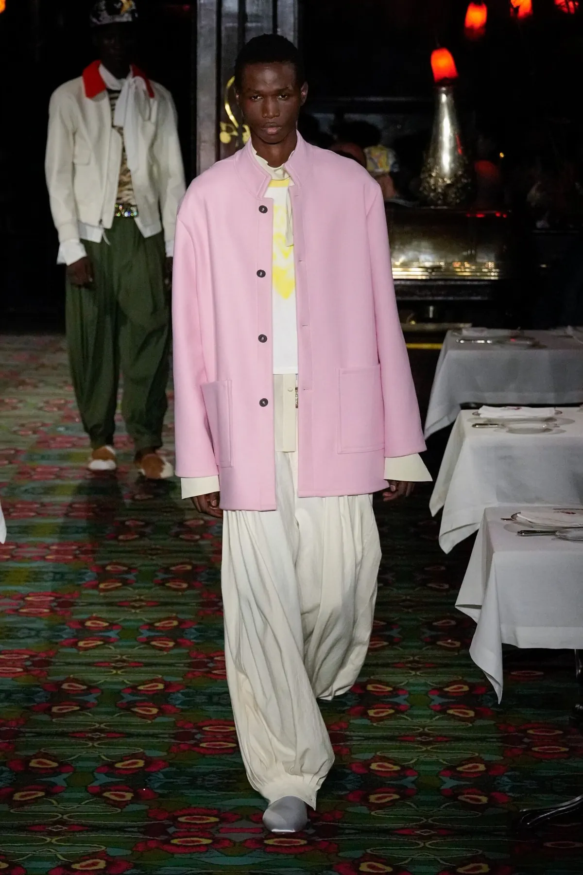 La collection printemps 2026 de KENZO déconcerte chez Maxim's