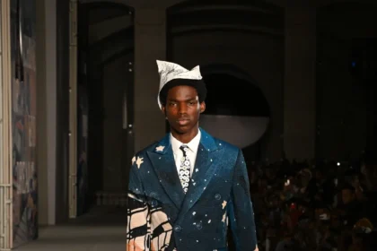 Printemps 2026 : KidSuper transforme la mode masculine en conte fantastique au Louvre