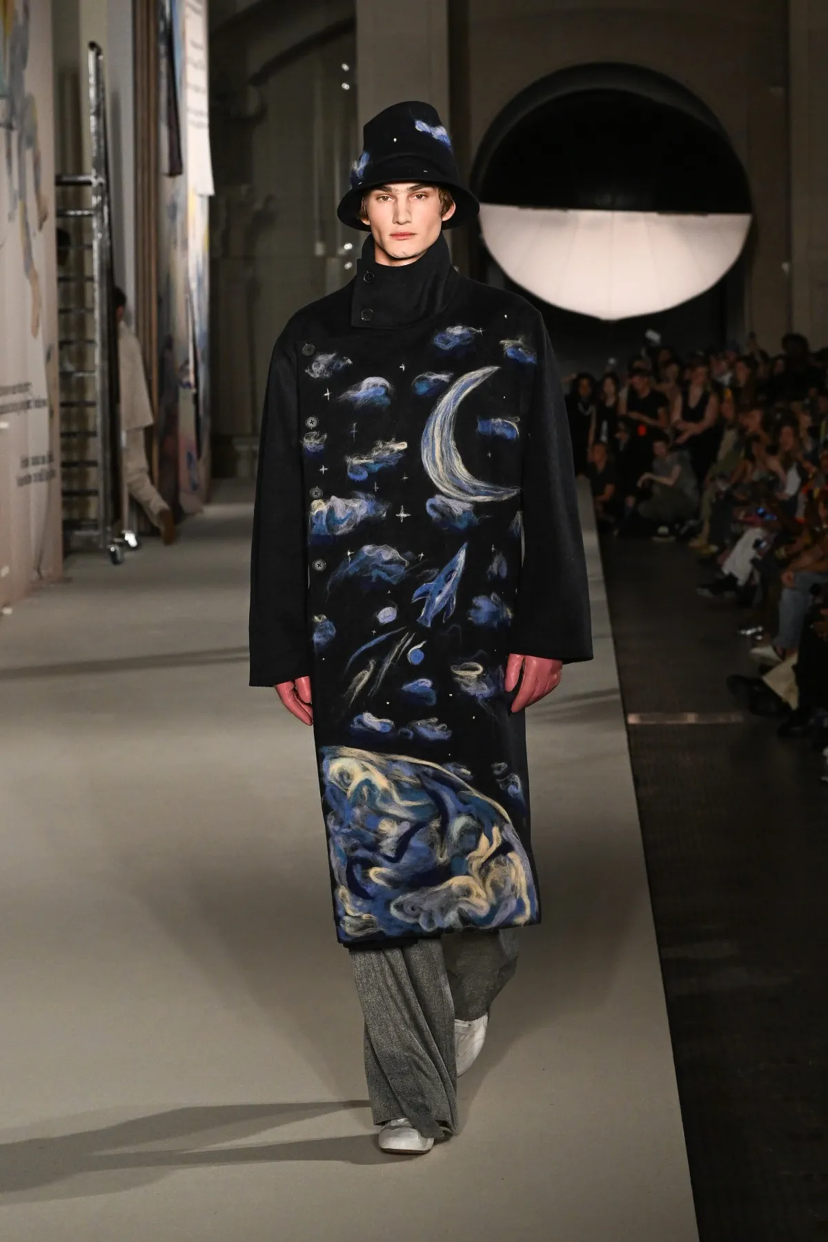 Printemps 2026 : KidSuper transforme la mode masculine en conte fantastique au Louvre