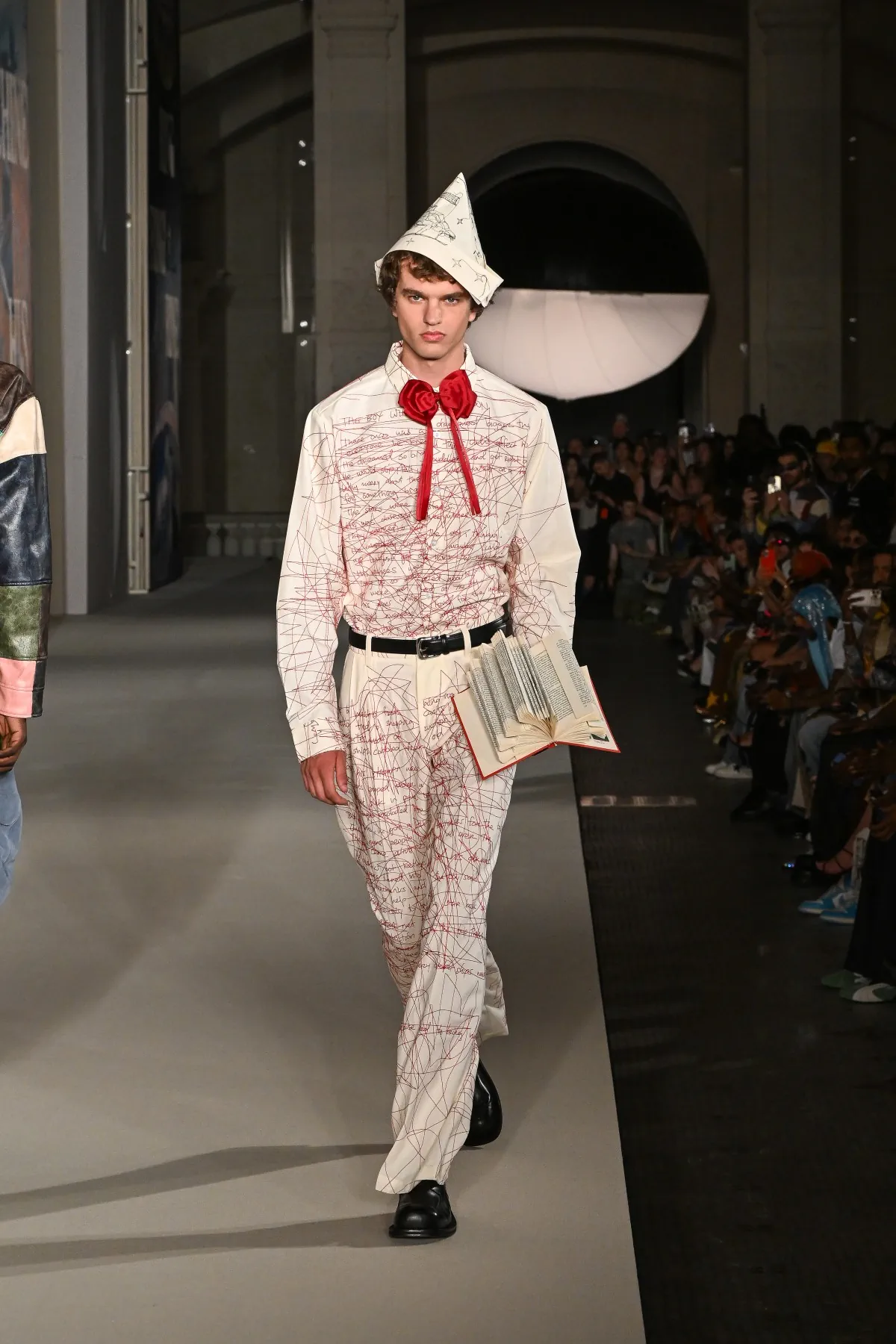 Printemps 2026 : KidSuper transforme la mode masculine en conte fantastique au Louvre