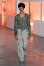 Kiko Kostadinov Spring Summer 2026 Paris Fashion Week 1 Printemps 2026 : Kiko Kostadinov réinvente le vestiaire masculin insulaire