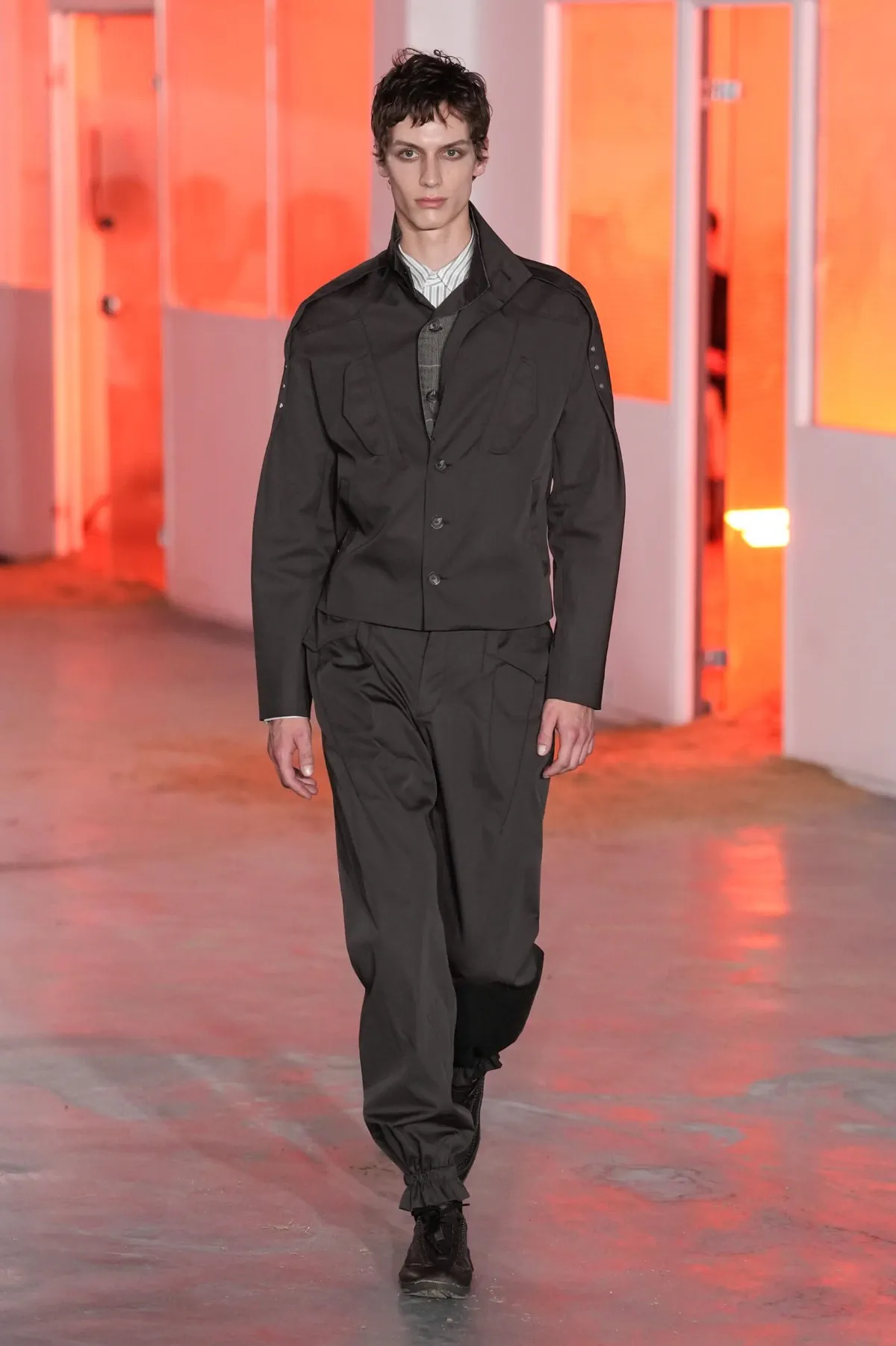 Printemps 2026 : Kiko Kostadinov réinvente le vestiaire masculin insulaire