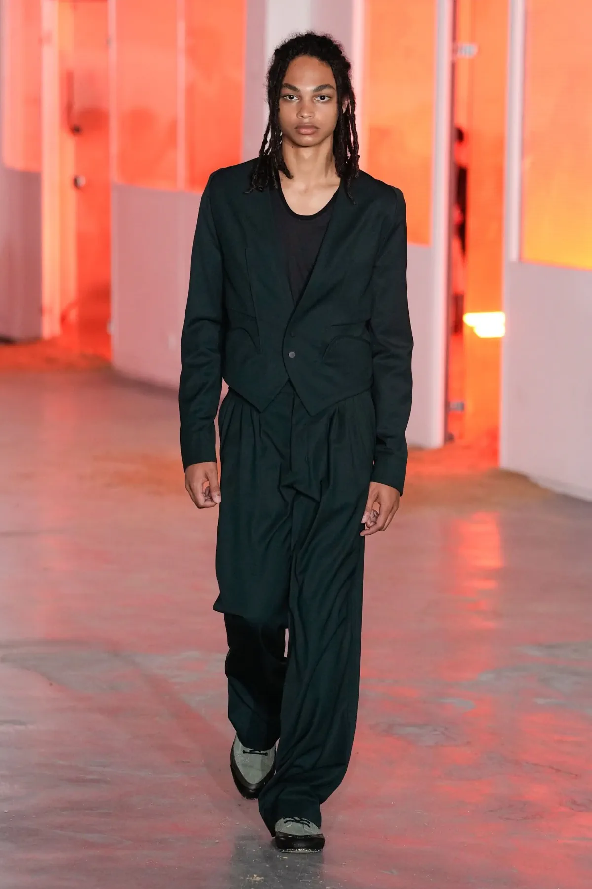 Printemps 2026 : Kiko Kostadinov réinvente le vestiaire masculin insulaire