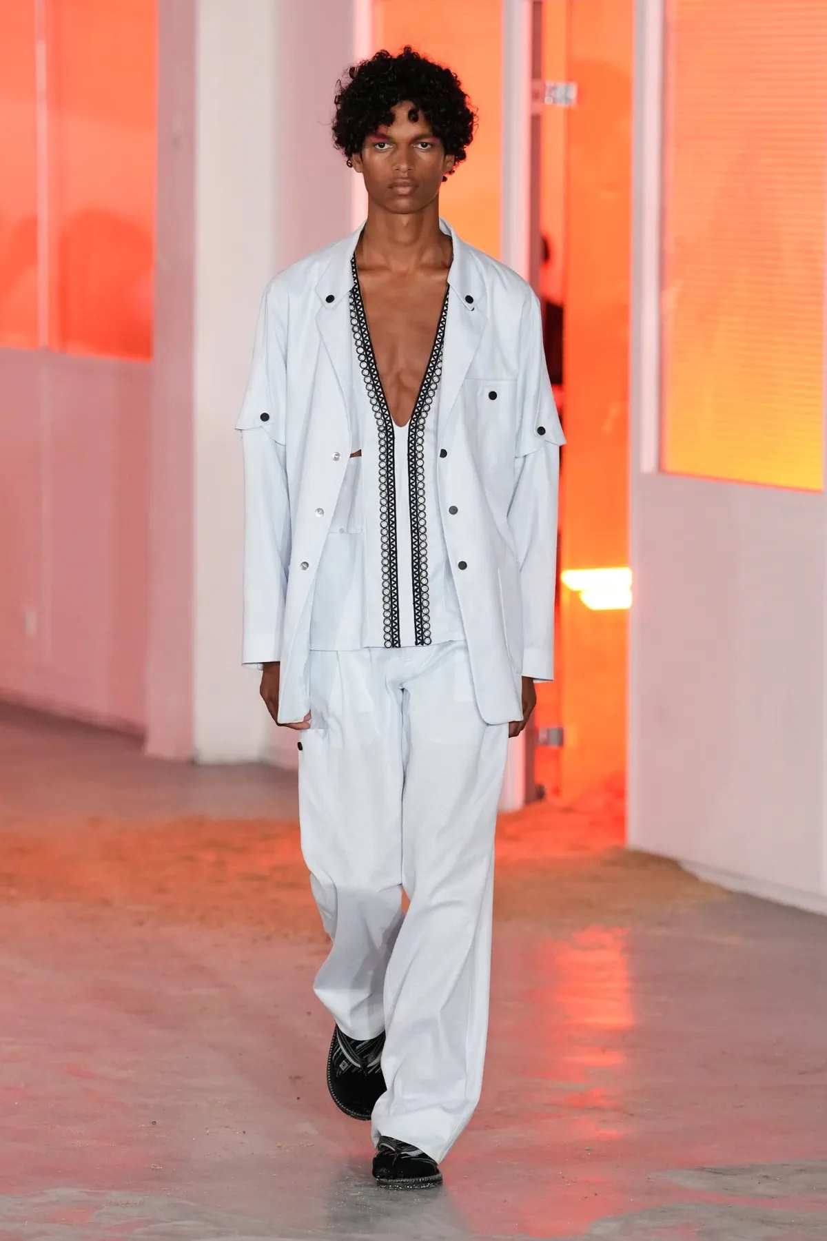 Printemps 2026 : Kiko Kostadinov réinvente le vestiaire masculin insulaire