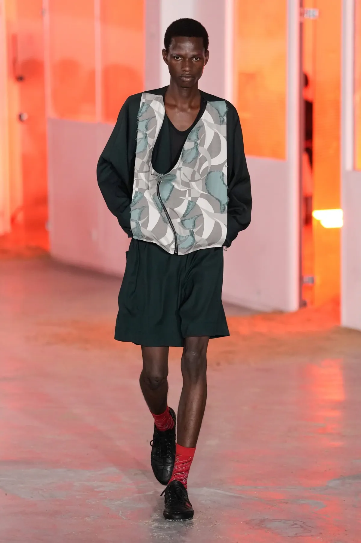 Printemps 2026 : Kiko Kostadinov réinvente le vestiaire masculin insulaire