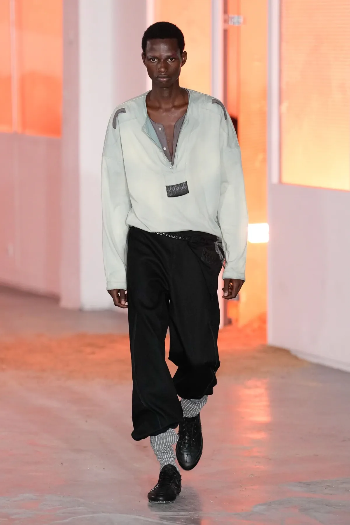 Printemps 2026 : Kiko Kostadinov réinvente le vestiaire masculin insulaire