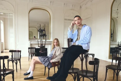La nouvelle campagne Automne/Hiver 2025 de Maison Kitsuné célèbre une élégance parisienne nouvelle