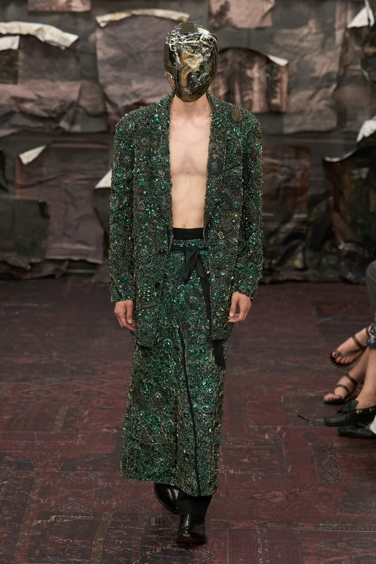 Maison Margiela Artisanal Haute Couture Fall Winter 2025 12 Glenn Martens révolutionne la collection couture automne 2025 de Maison Margiela avec une esthétique masculine radicale
