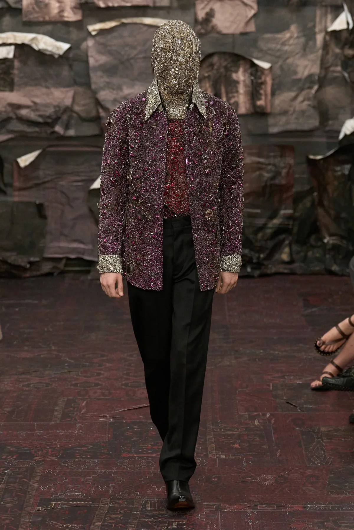Maison Margiela Artisanal Haute Couture Fall Winter 2025 13 Glenn Martens révolutionne la collection couture automne 2025 de Maison Margiela avec une esthétique masculine radicale