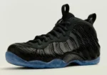 Pour les fêtes de fin d'année 2025, la Nike Air Foamposite One « Carbon Fiber » transforme la silhouette iconique