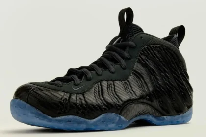 Pour les fêtes de fin d'année 2025, la Nike Air Foamposite One « Carbon Fiber » transforme la silhouette iconique