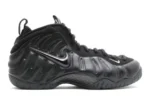 Nike Air Foamposite Pro Triple Black La Nike Air Foamposite Pro « Triple Black » fait son grand retour en 2026