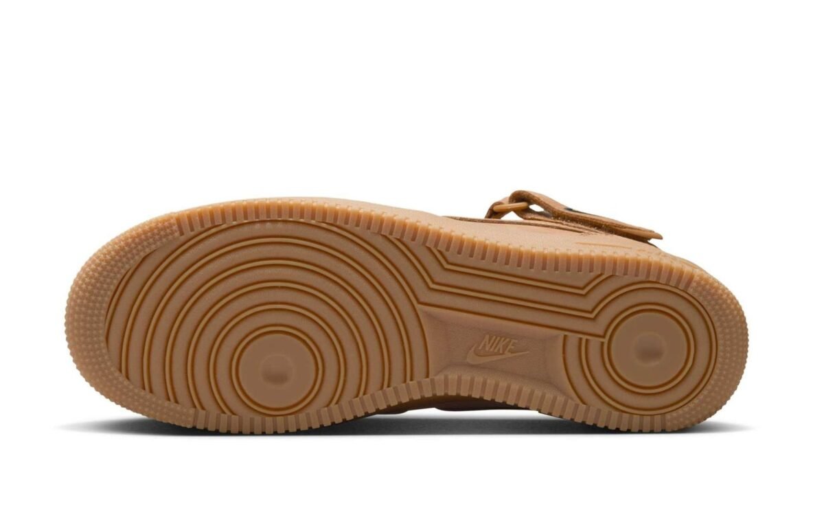 Nike Air Force 1 Mid Flax 6 La Nike Air Force 1 Mid « Flax » revient faire trembler l'automne 2025