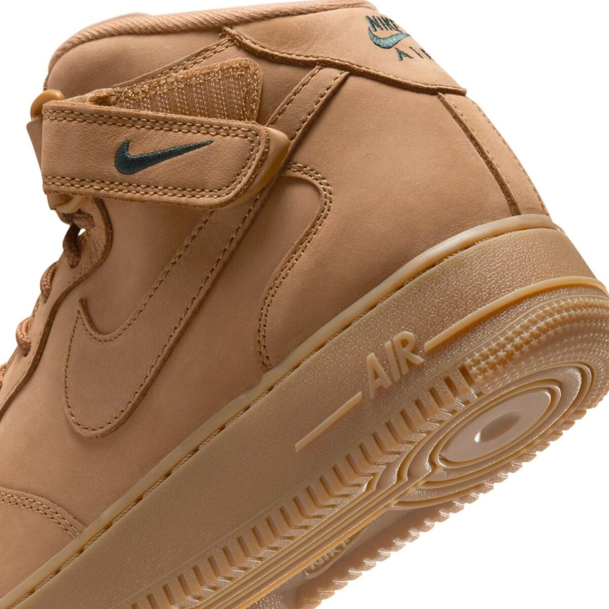 Nike Air Force 1 Mid Flax 7 La Nike Air Force 1 Mid « Flax » revient faire trembler l'automne 2025