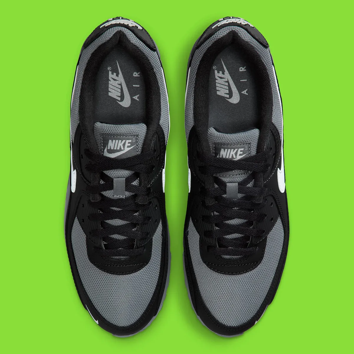 Nike Air Max 90 Anthracite Black 4 La Nike Air Max 90 « Anthracite/Black » réinvente le minimalisme urbain