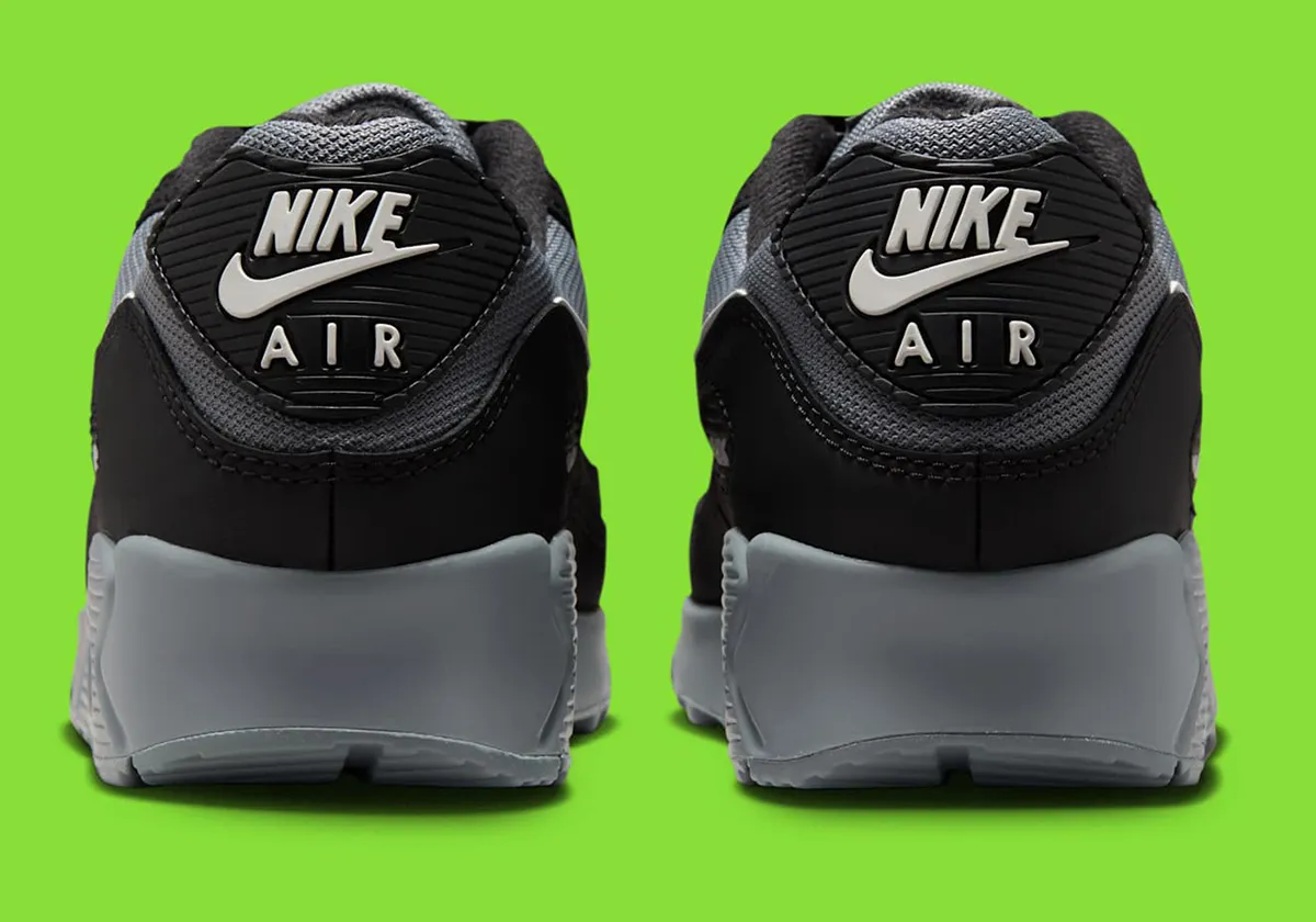 Nike Air Max 90 Anthracite Black 5 La Nike Air Max 90 « Anthracite/Black » réinvente le minimalisme urbain