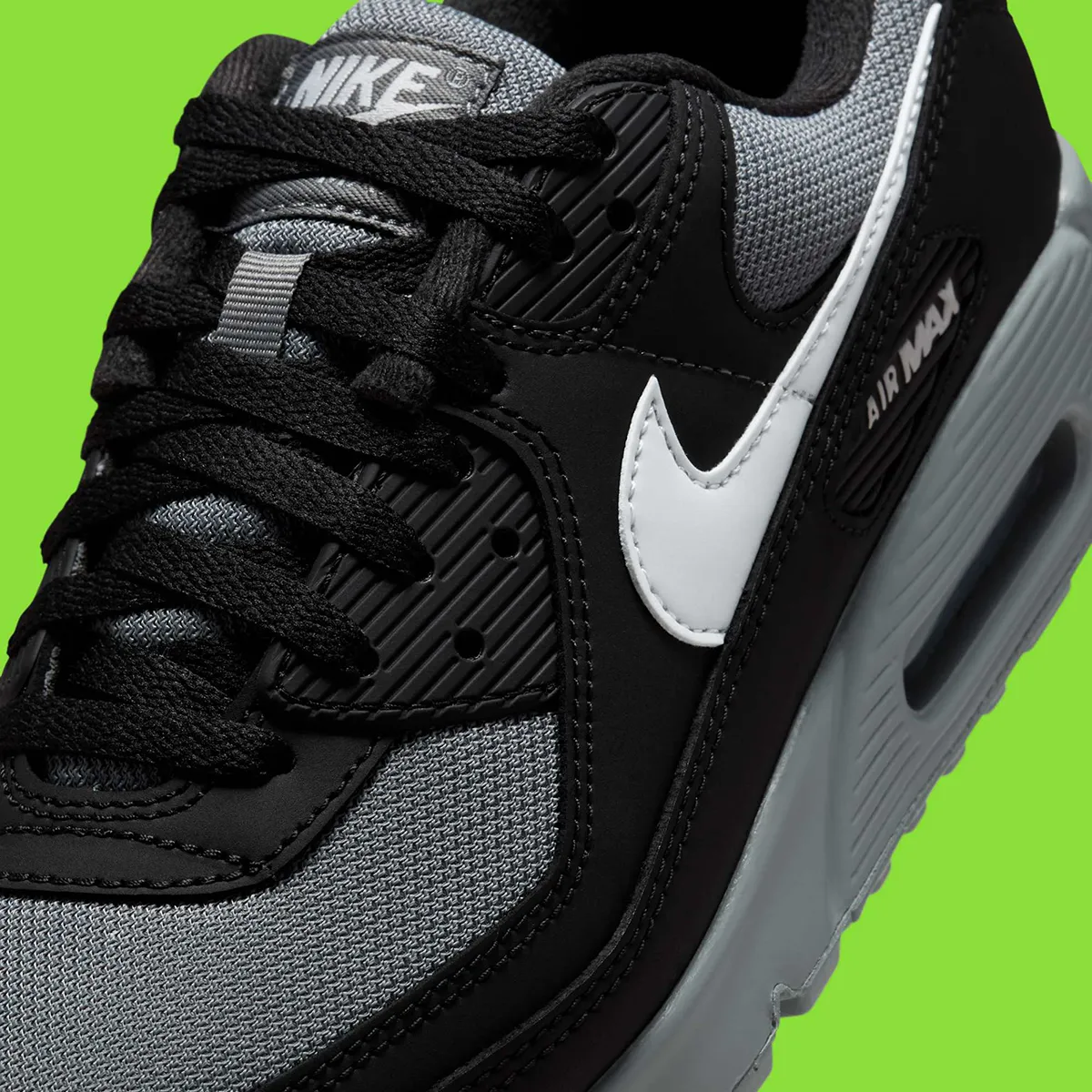Nike Air Max 90 Anthracite Black 6 La Nike Air Max 90 « Anthracite/Black » réinvente le minimalisme urbain
