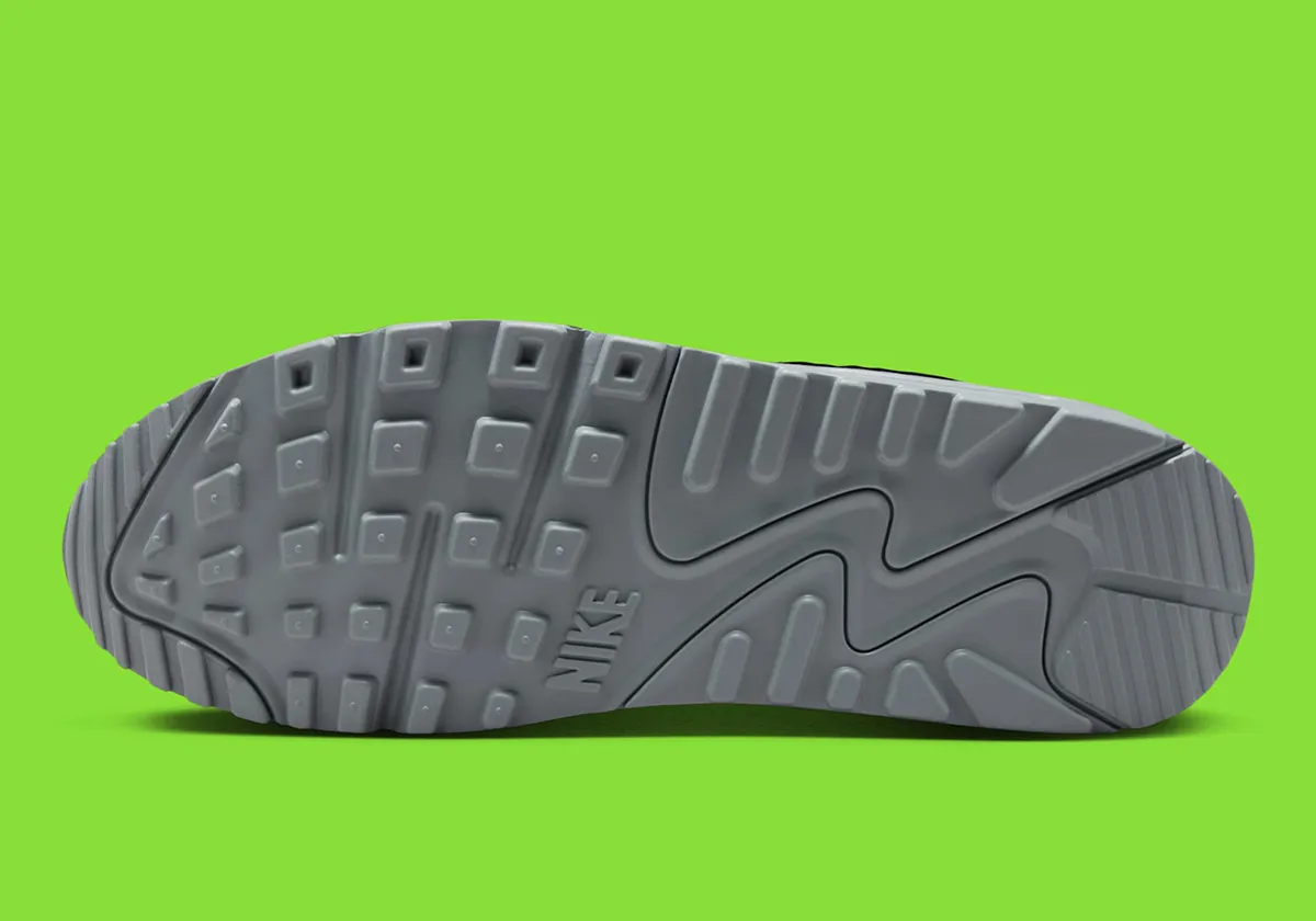 Nike Air Max 90 Anthracite Black 8 La Nike Air Max 90 « Anthracite/Black » réinvente le minimalisme urbain