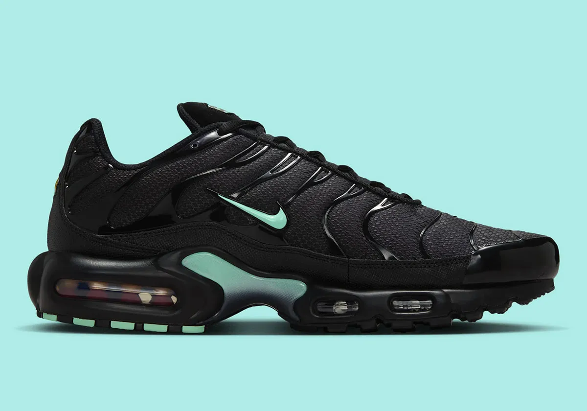 Nike Air Max Plus Black Minty Green 3 La gamme Nike Air Max Plus s’étoffe avec le nouveau coloris « Black/Minty Green »