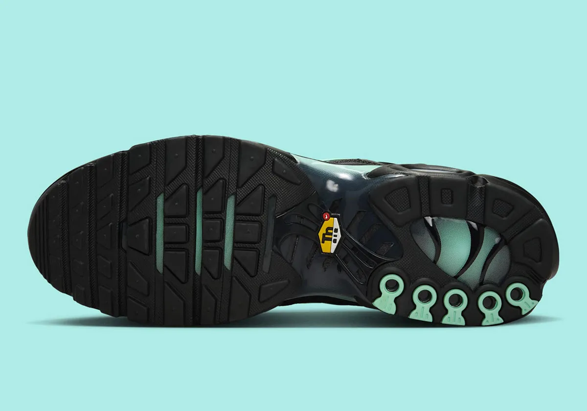 Nike Air Max Plus Black Minty Green 5 La gamme Nike Air Max Plus s’étoffe avec le nouveau coloris « Black/Minty Green »
