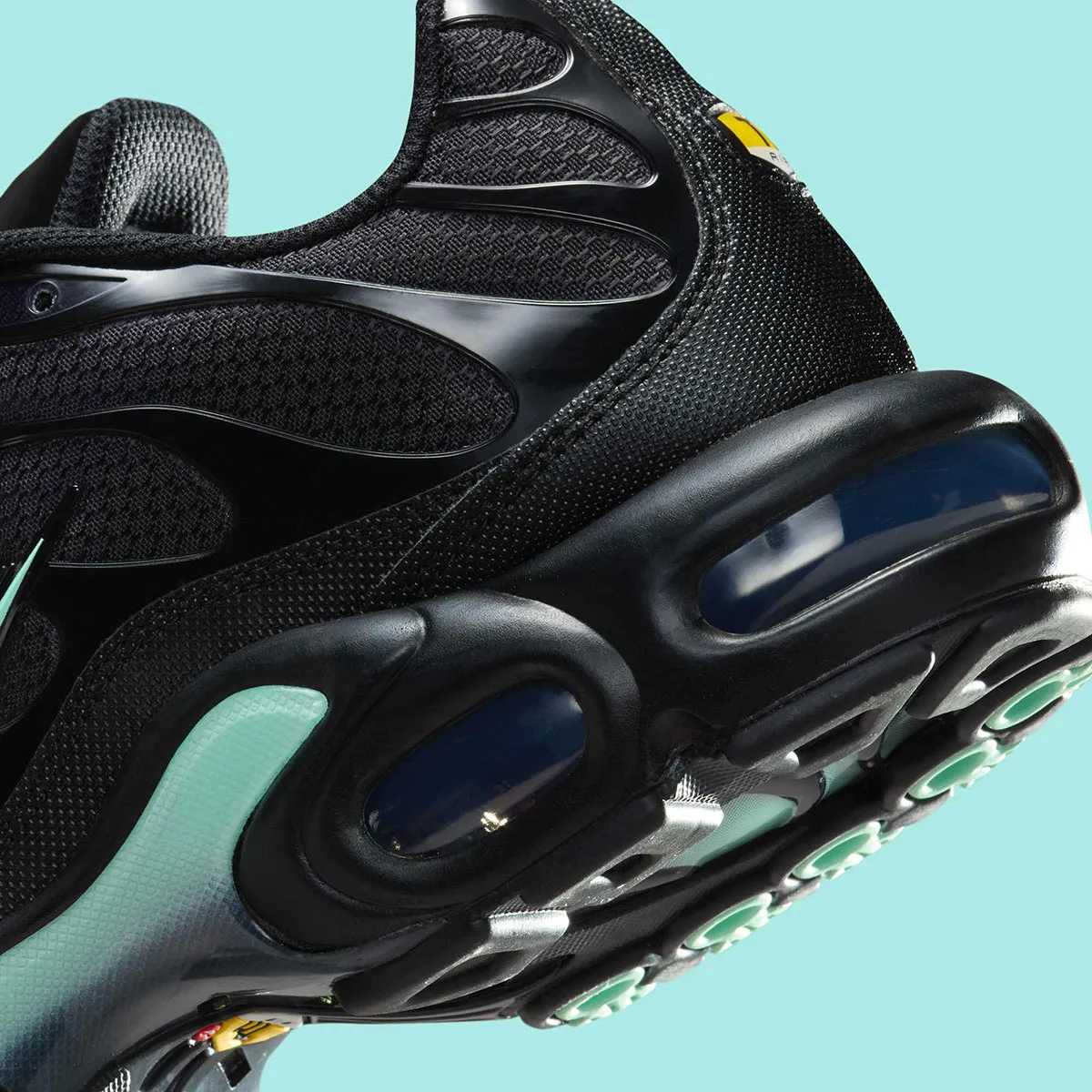 Nike Air Max Plus Black Minty Green 7 La gamme Nike Air Max Plus s’étoffe avec le nouveau coloris « Black/Minty Green »