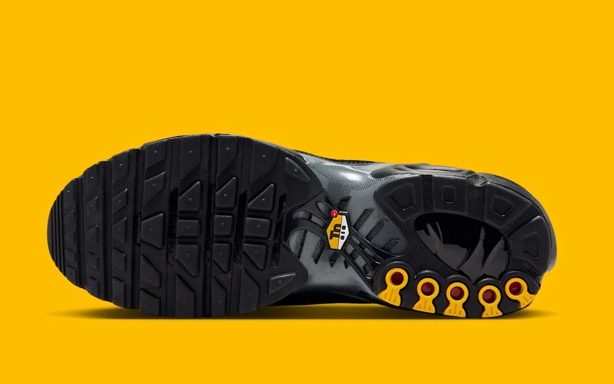 Nike Air Max Plus Black Reflective 6 La Nike Air Max Plus « Black Reflective » est prévue pour l'automne
