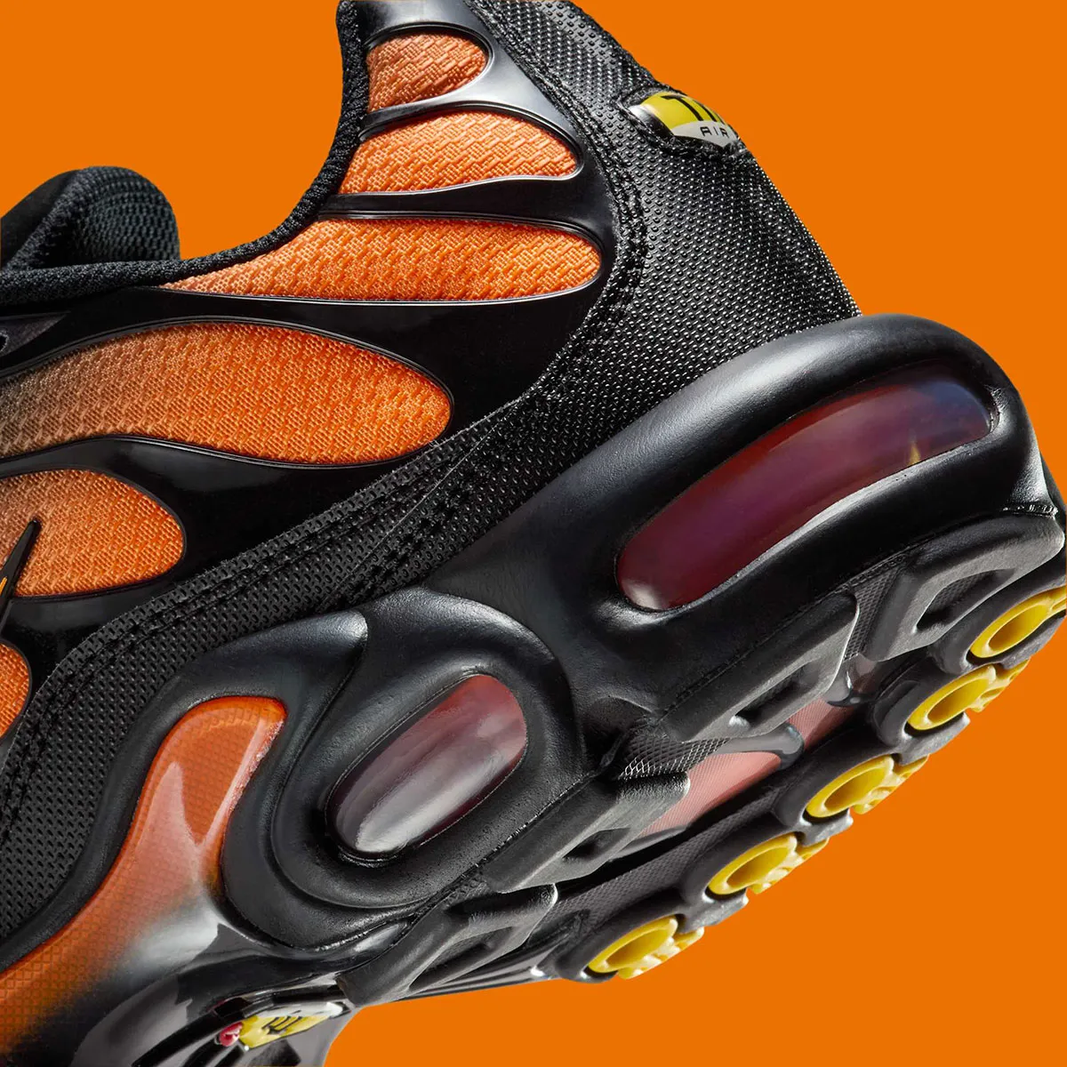 Nike Air Max Plus Halloween 7 La Nike Air Max Plus « Halloween » arrive plus tôt que prévu pour l'automne 2025