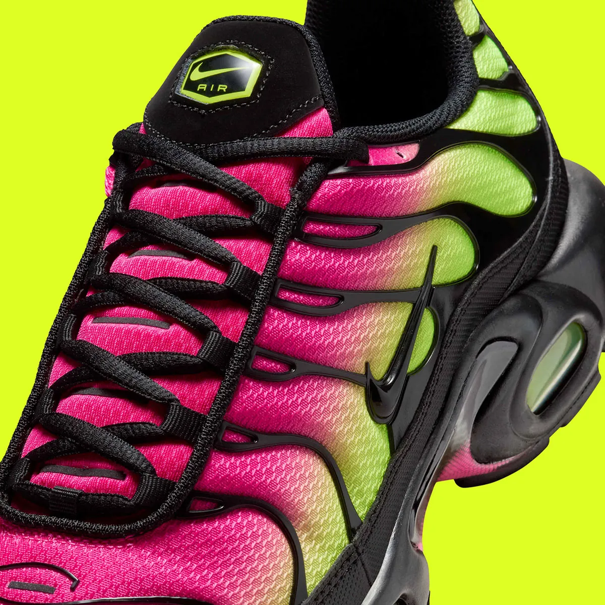 Nike Air Max Plus Hyper Pink Volt 6 La nouvelle Nike Air Max Plus « Hyper Pink/Volt » impose son style audacieux