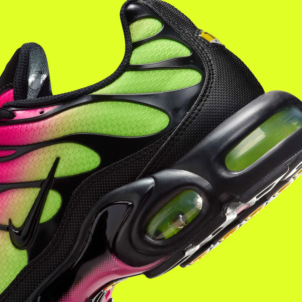 Nike Air Max Plus Hyper Pink Volt 7 La nouvelle Nike Air Max Plus « Hyper Pink/Volt » impose son style audacieux