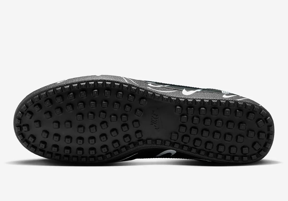 Nike Field General x BLACK COMME des GARCONS 5 BLACK COMME des GARÇONS réinvente la Nike Field General 82 avec des logos déformés