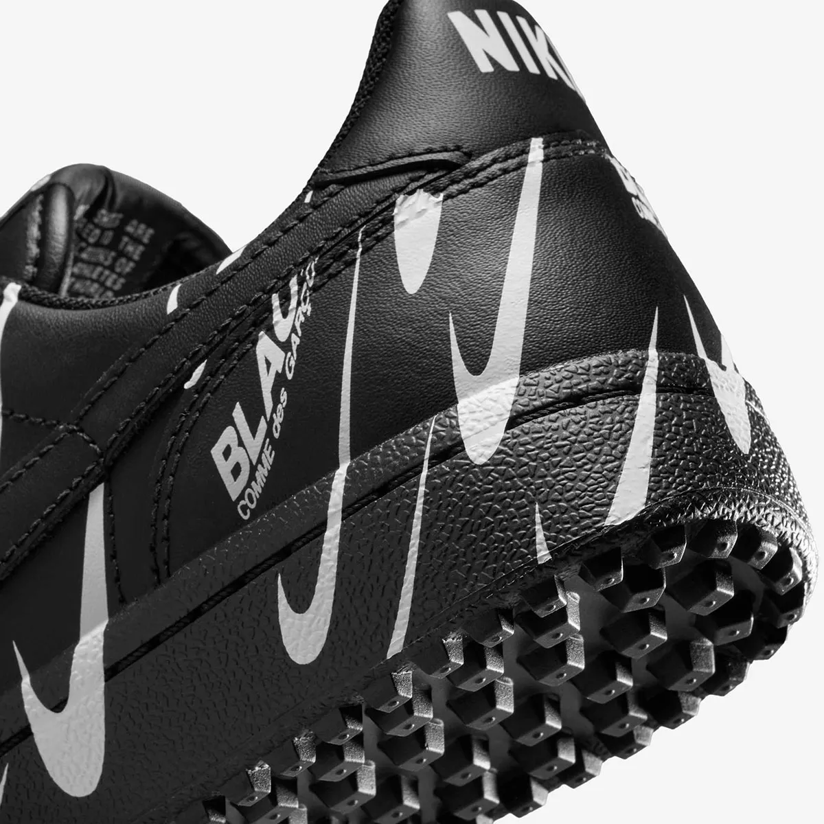 Nike Field General x BLACK COMME des GARCONS 6 BLACK COMME des GARÇONS réinvente la Nike Field General 82 avec des logos déformés
