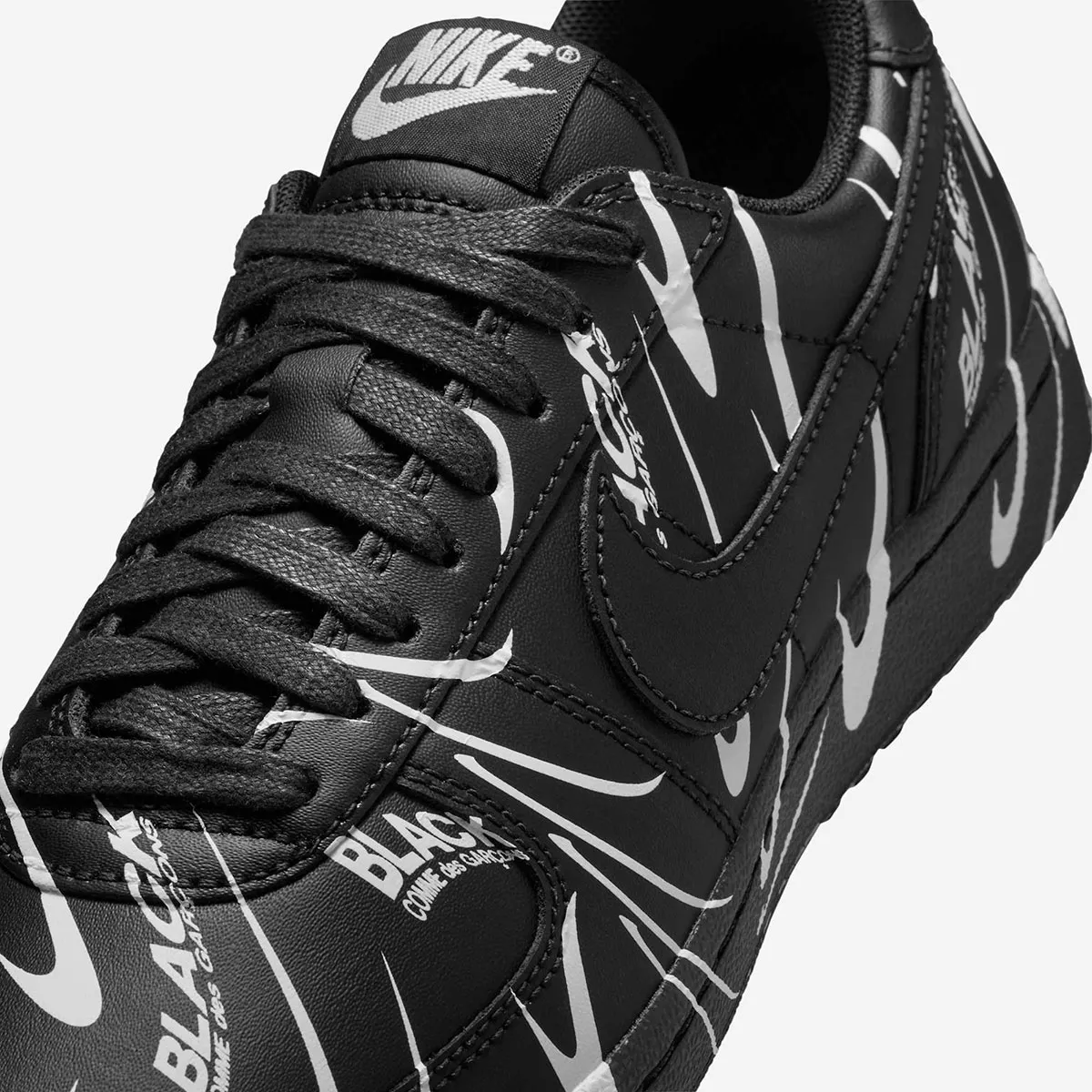 Nike Field General x BLACK COMME des GARCONS 7 BLACK COMME des GARÇONS réinvente la Nike Field General 82 avec des logos déformés