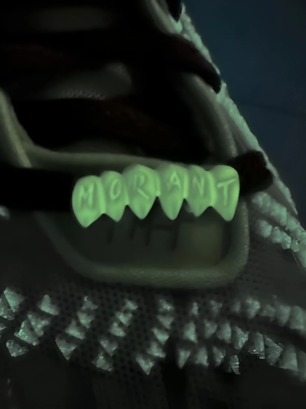 Nike Ja 3 Halloween 9 La Nike Ja 3 « Halloween » débarque avec des effets phosphorescents qui vont faire trembler vos pieds