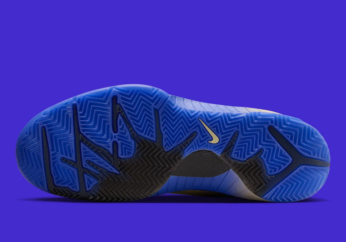 Nike Kobe 4 Protro FC Barcelona 5 La Nike Kobe 4 Protro « FC Barcelone » célèbre la passion de Kobe Bryant pour le club catalan