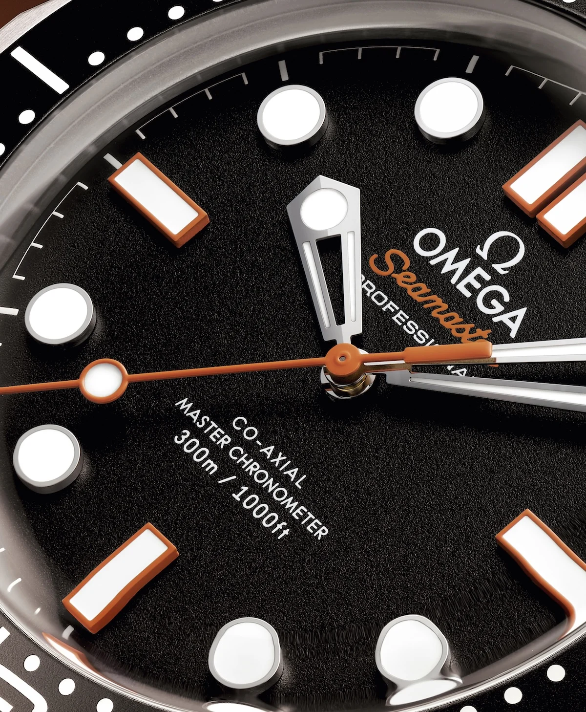 OMEGA Seamaster Diver 300M Orange 3 L'OMEGA Seamaster Diver 300M arbore l'orange avec audace
