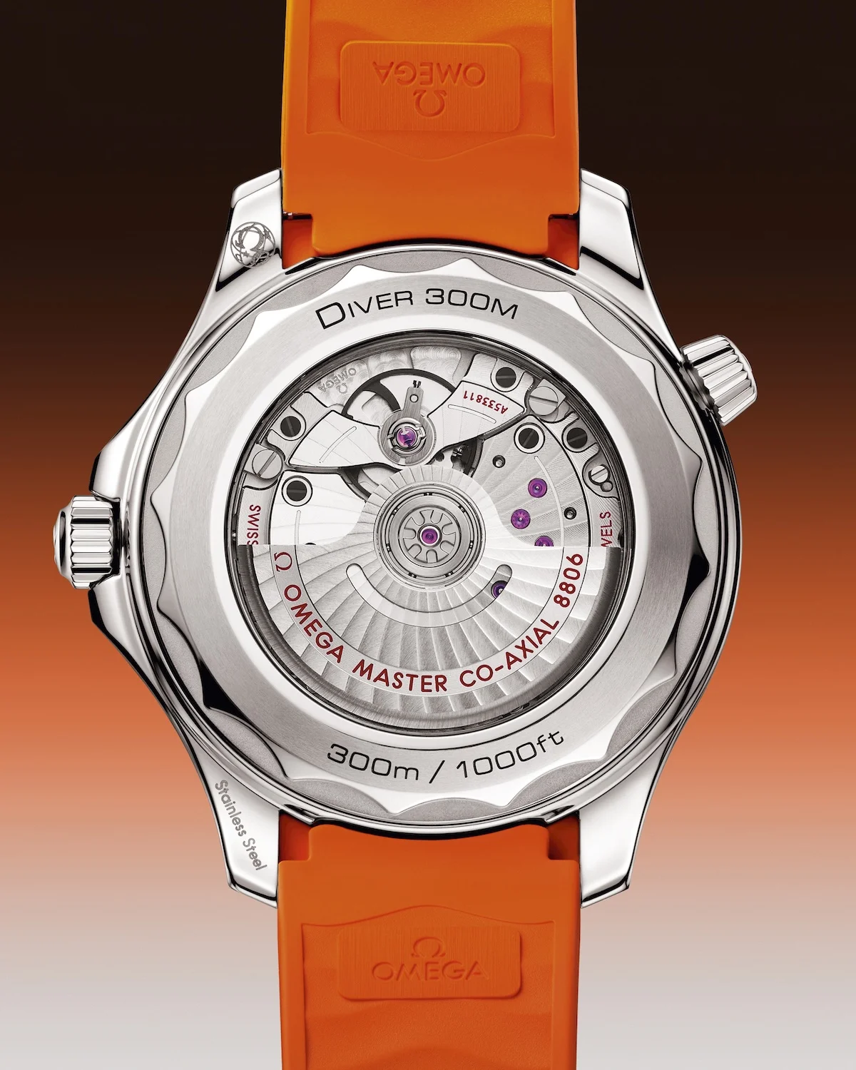 OMEGA Seamaster Diver 300M Orange 4 L'OMEGA Seamaster Diver 300M arbore l'orange avec audace