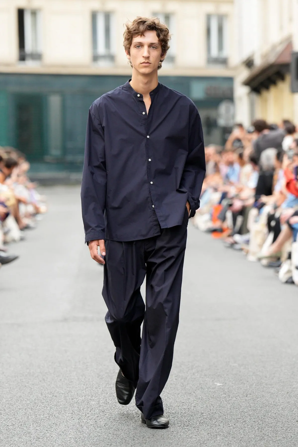 Officine Generale Spring Summer 2026 Paris Fashion Week 4 Au printemps 2026, Officine Générale dévoile un Paris imaginaire face à la mer