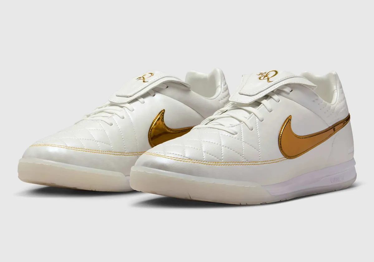 Ronaldinho x Nike Tiempo Legend Touch of Gold 1 La Nike Tiempo Legend « Touch of Gold » de Ronaldinho est de retour en version sneaker urbaine