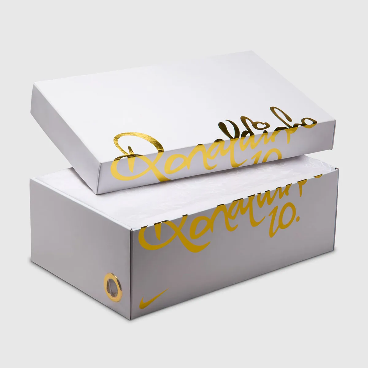 Ronaldinho x Nike Tiempo Legend Touch of Gold 10 La Nike Tiempo Legend « Touch of Gold » de Ronaldinho est de retour en version sneaker urbaine