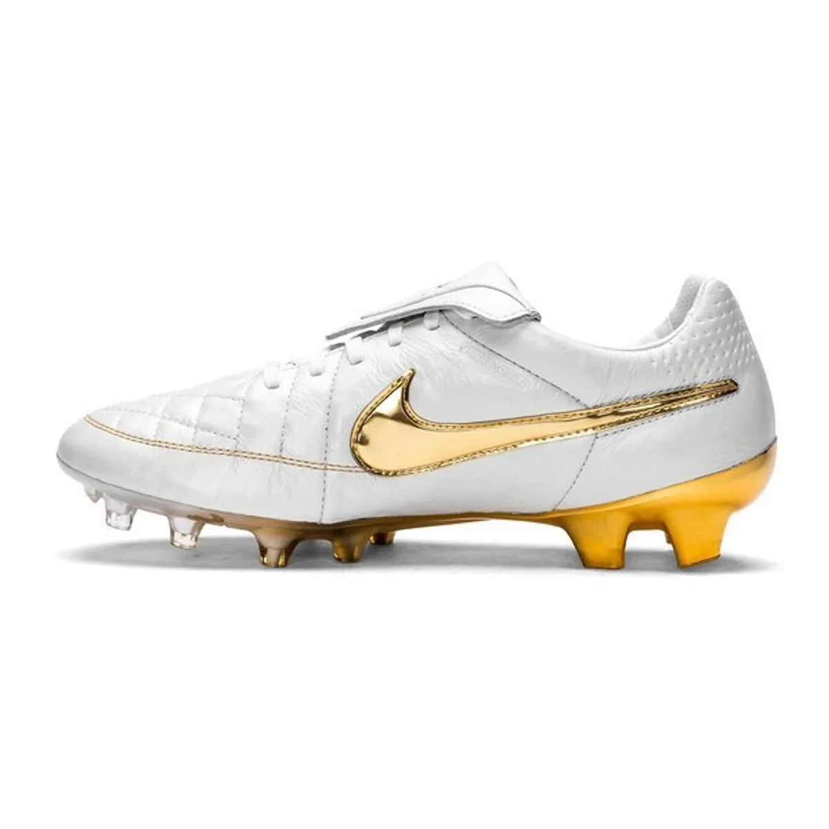Ronaldinho x Nike Tiempo Legend Touch of Gold 12 La Nike Tiempo Legend « Touch of Gold » de Ronaldinho est de retour en version sneaker urbaine