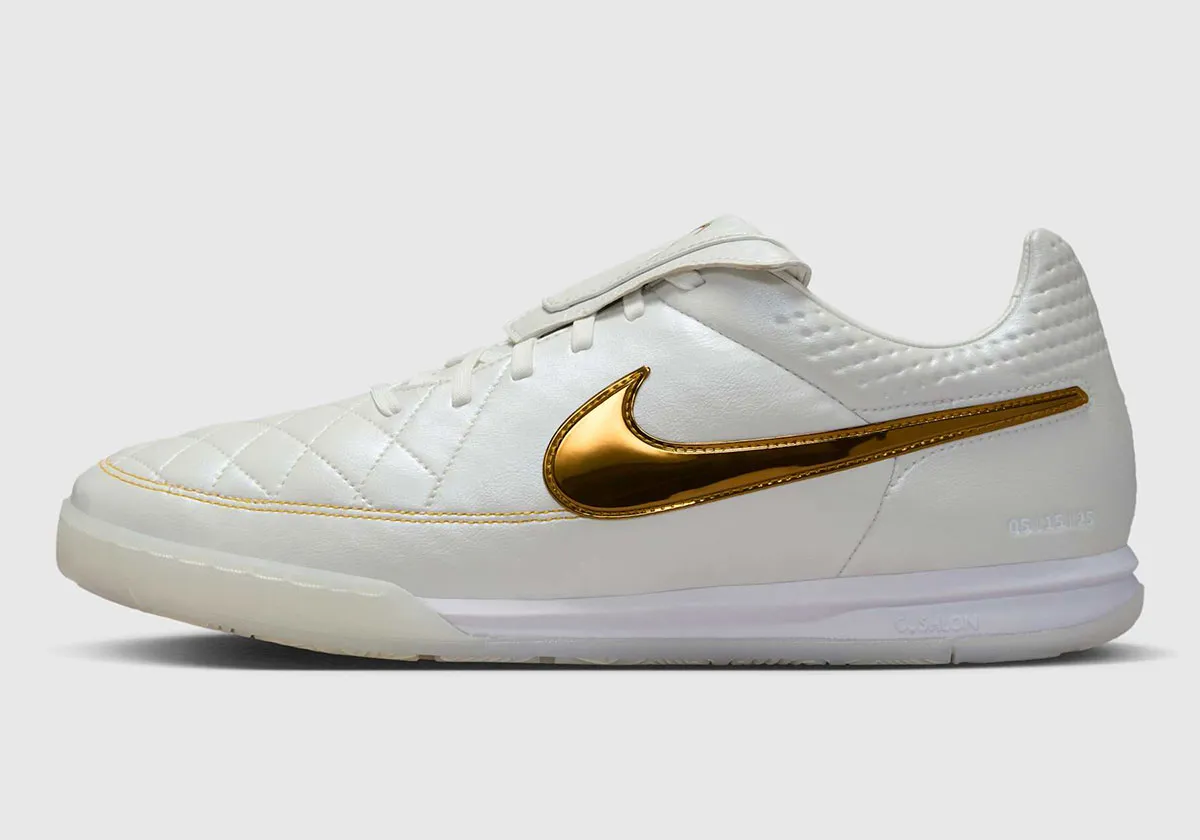 Ronaldinho x Nike Tiempo Legend Touch of Gold 2 La Nike Tiempo Legend « Touch of Gold » de Ronaldinho est de retour en version sneaker urbaine