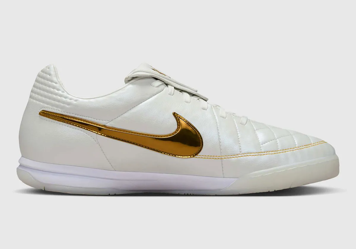 Ronaldinho x Nike Tiempo Legend Touch of Gold 3 La Nike Tiempo Legend « Touch of Gold » de Ronaldinho est de retour en version sneaker urbaine