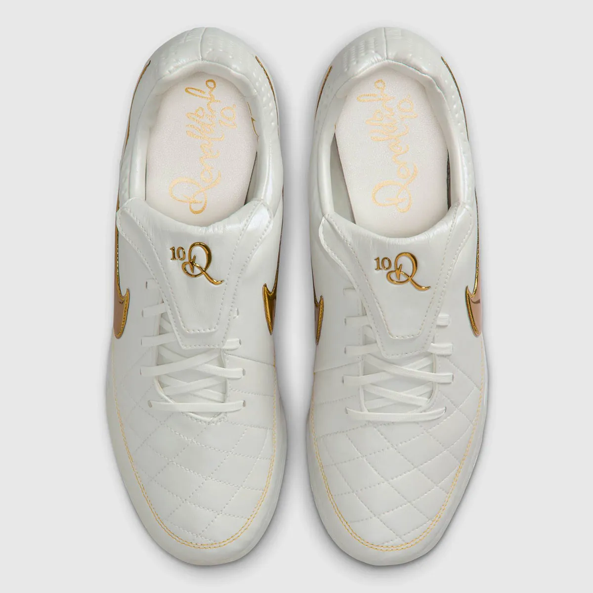 Ronaldinho x Nike Tiempo Legend Touch of Gold 4 La Nike Tiempo Legend « Touch of Gold » de Ronaldinho est de retour en version sneaker urbaine