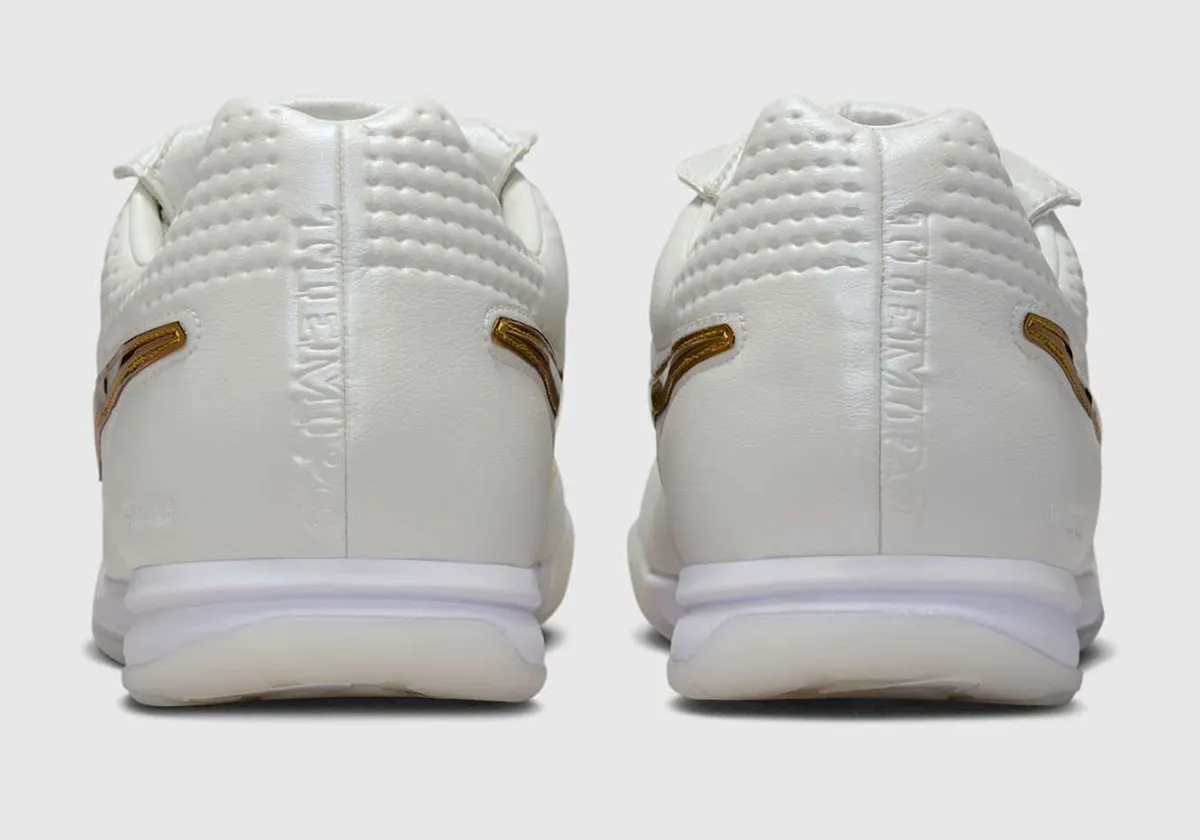 Ronaldinho x Nike Tiempo Legend Touch of Gold 5 La Nike Tiempo Legend « Touch of Gold » de Ronaldinho est de retour en version sneaker urbaine