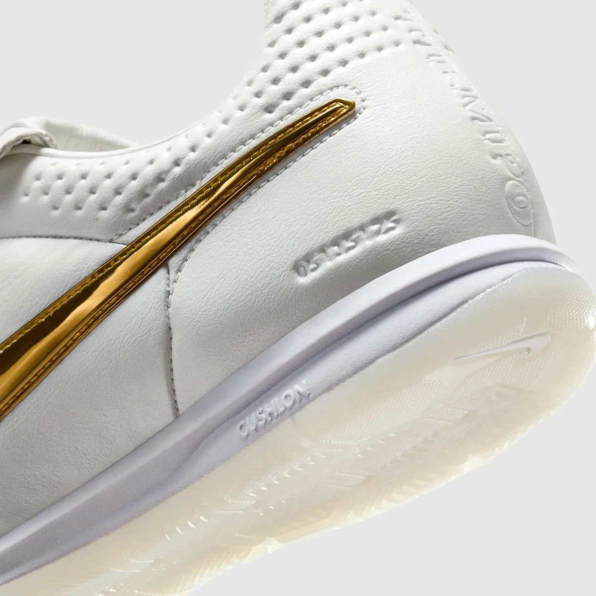 Ronaldinho x Nike Tiempo Legend Touch of Gold 7 La Nike Tiempo Legend « Touch of Gold » de Ronaldinho est de retour en version sneaker urbaine