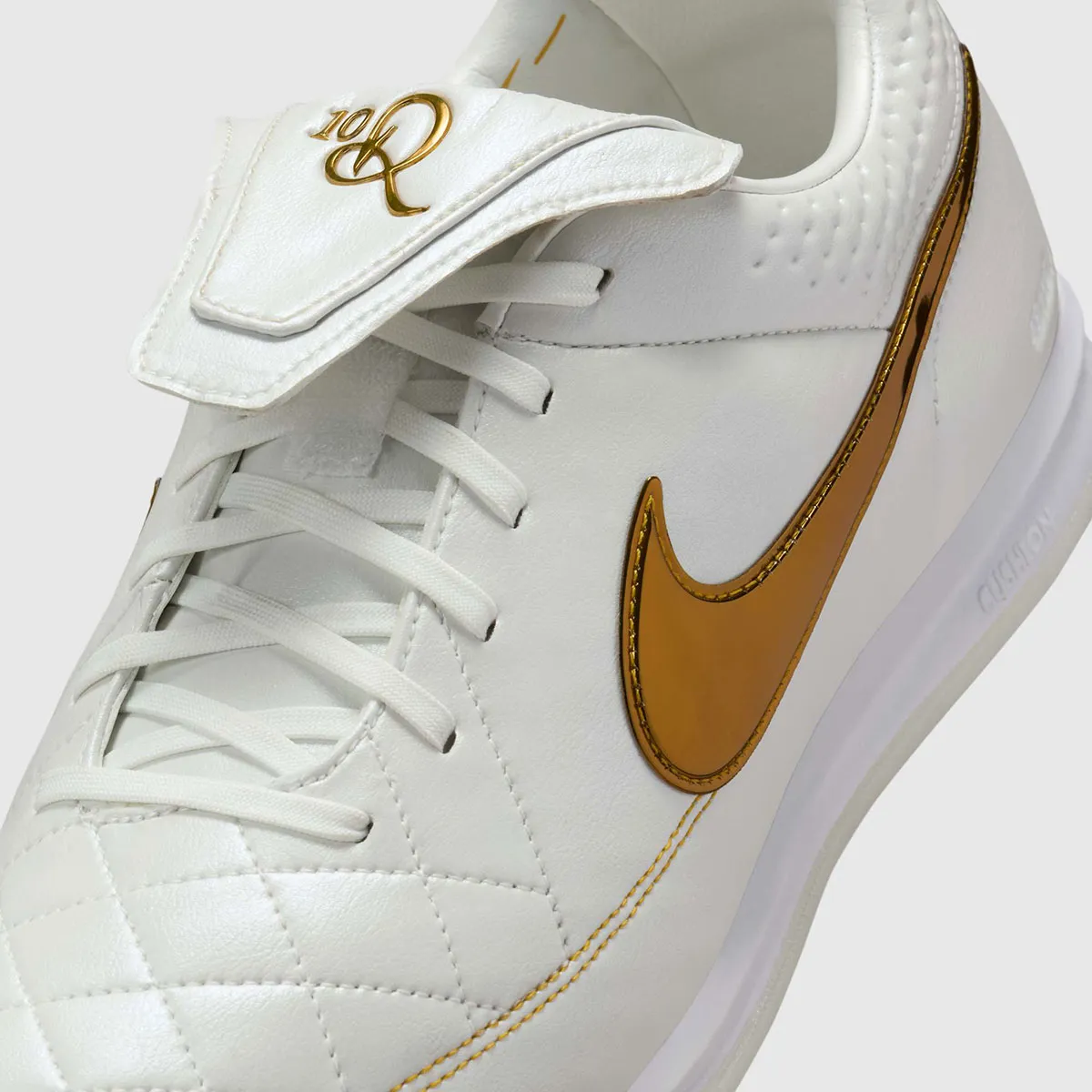 Ronaldinho x Nike Tiempo Legend Touch of Gold 8 La Nike Tiempo Legend « Touch of Gold » de Ronaldinho est de retour en version sneaker urbaine